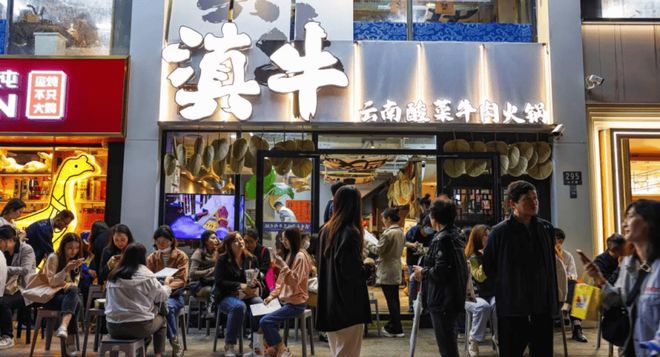 家头部企业打响餐饮零售化升级战麻将胡了试玩餐厅味道进家庭这三(图3)